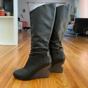 Buttery soft black leather Tsubo wedge boots 8